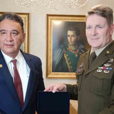 el ministro de Defensa, Marcelo Salinas, y el mayor general Jim Ryan, comandante del Ejército del Comando Sur de Estados Unidos