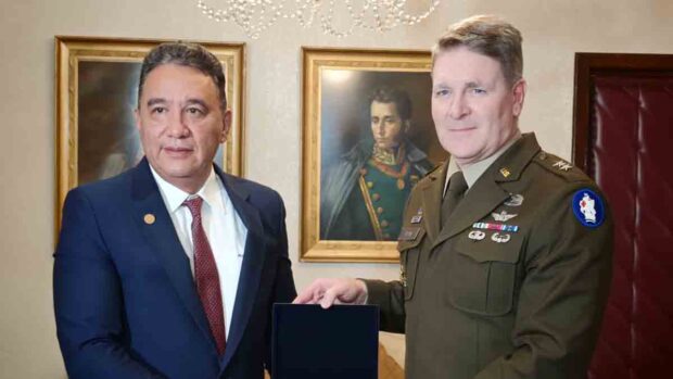 el ministro de Defensa, Marcelo Salinas, y el mayor general Jim Ryan, comandante del Ejército del Comando Sur de Estados Unidos