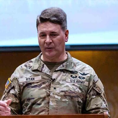 mayor general Philip J. Ryan, comandante general del Ejército Sur de Estados Unidos