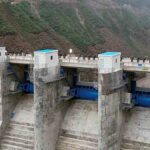 las casetas de control en la presa Sehuencas
