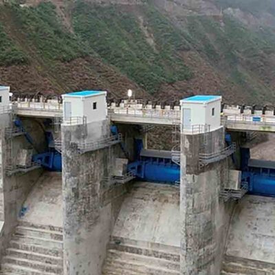 las casetas de control en la presa Sehuencas