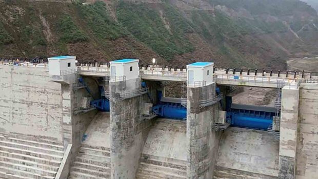 las casetas de control en la presa Sehuencas