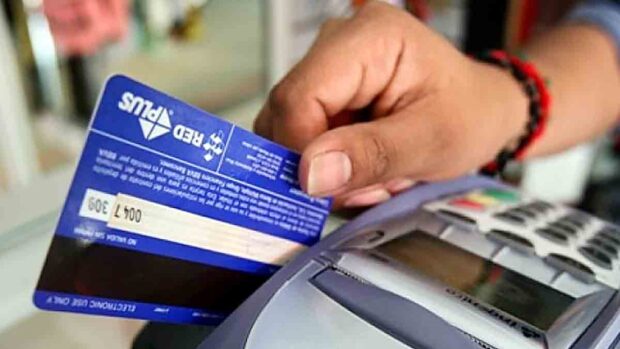 uso de tarjeta en una transacción financiera
