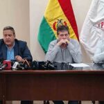 conferencia de prensa en YPFB