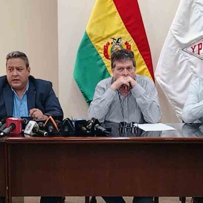 conferencia de prensa en YPFB