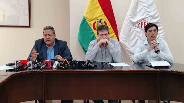 conferencia de prensa en YPFB