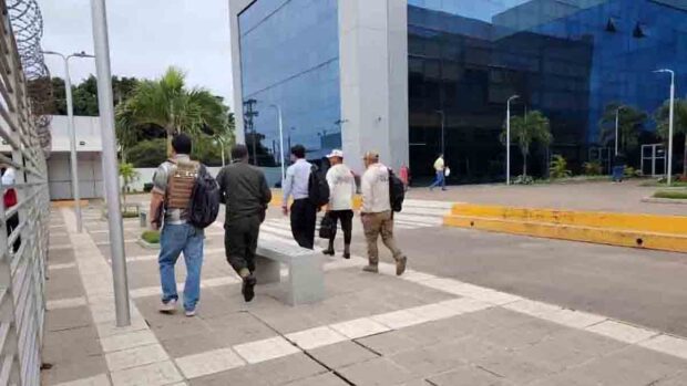 fiscales y policías en instalaciones de YPFB en Santa Cruz