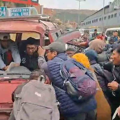 personas intentan sacar al chofer del minibús accidentado