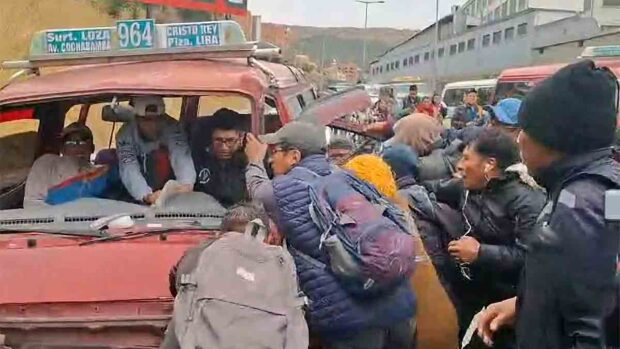 personas intentan sacar al chofer del minibús accidentado