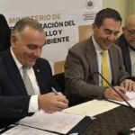 El embajador José Schulz y el ministro Fernando Romero firman los acuerdos.