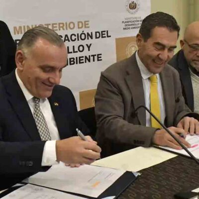 El embajador José Schulz y el ministro Fernando Romero firman los acuerdos.