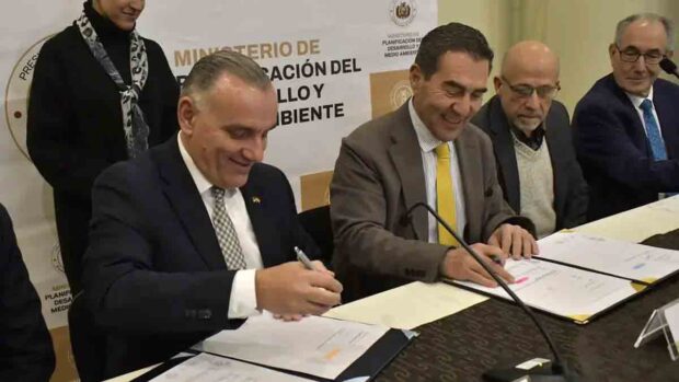 El embajador José Schulz y el ministro Fernando Romero firman los acuerdos.