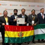 representantes de Adepor muestran la certificación recibida en París