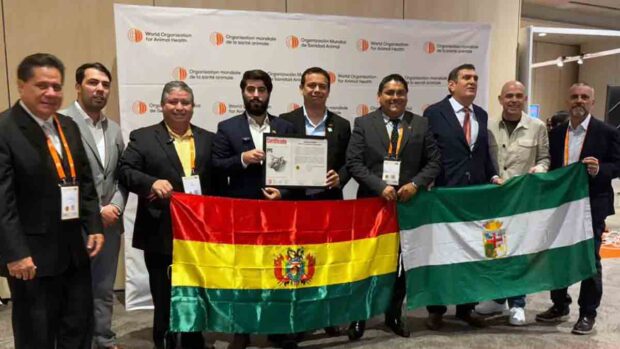 representantes de Adepor muestran la certificación recibida en París