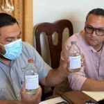 exponen las muestras del agua contaminada