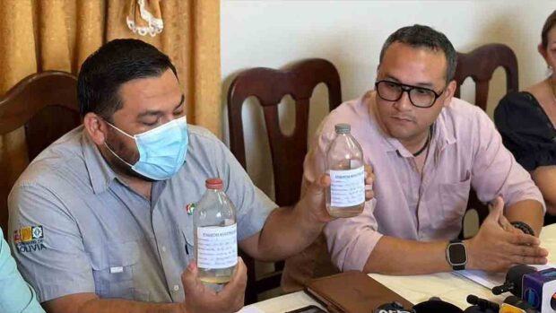 exponen las muestras del agua contaminada