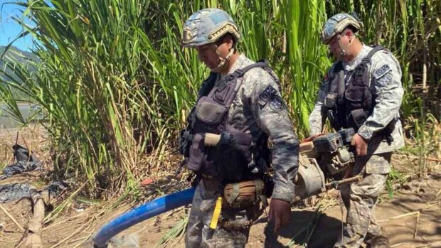 militares decomisan equipos de campamento de minería ilegal