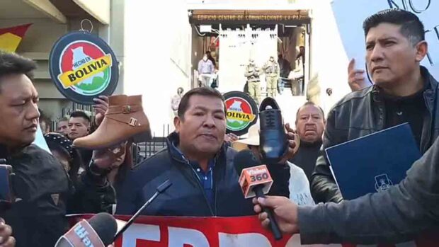 dueños de talleres de calzado protestan contra los bloqueos