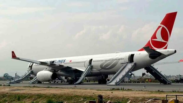 Evacúan avión de Turkish Airlines en Katmandú por incendio en tren de aterrizaje
