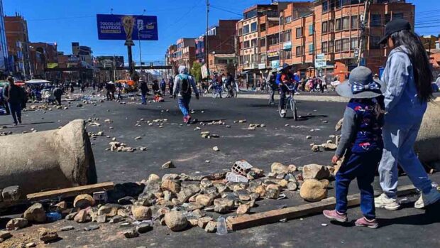 bloqueo en la avenida Juan Pablo II en El Alto