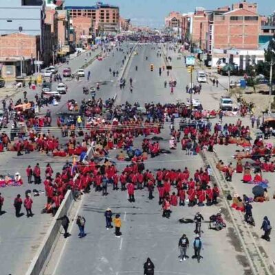 campesinos bloquean una avenida en El Alto