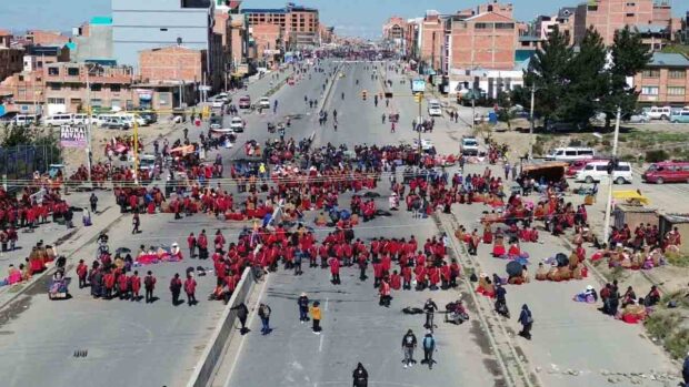 campesinos bloquean una avenida en El Alto