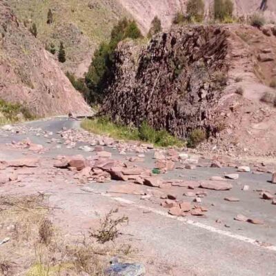 piedras sobre la carretera Cochabamba - Oruro