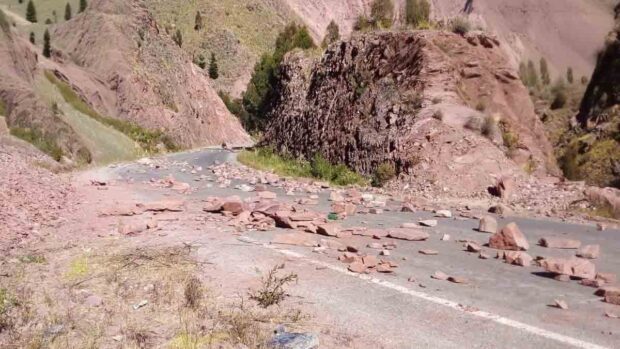 piedras sobre la carretera Cochabamba - Oruro