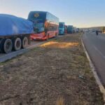 vehículos varados por bloqueos en La Paz