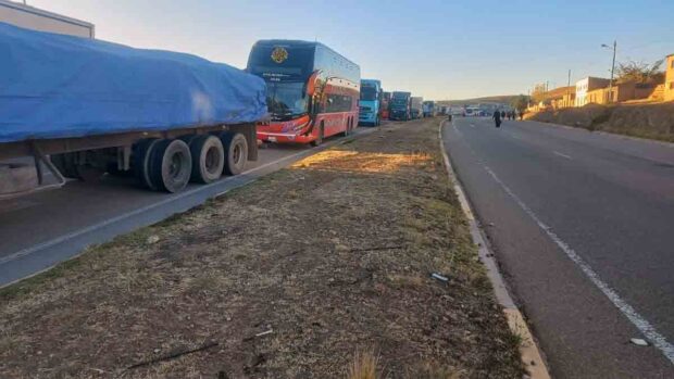 vehículos varados por bloqueos en La Paz