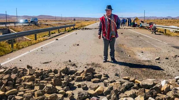 un punto de bloqueo en el altiplano paceño