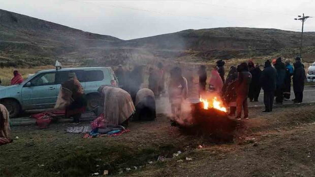 un punto de bloqueo en el altiplano paceño