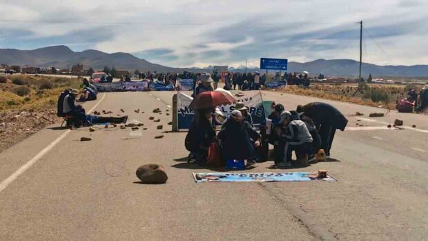 un punto de bloqueo en el altiplano paceño