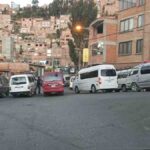choferes bloquean con sus vehículos una vía en La Paz