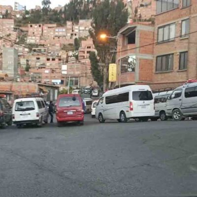 choferes bloquean con sus vehículos una vía en La Paz