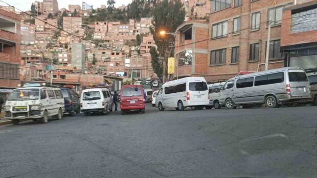 choferes bloquean con sus vehículos una vía en La Paz