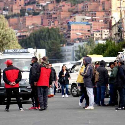 choferes bloquean una avenida en La Paz