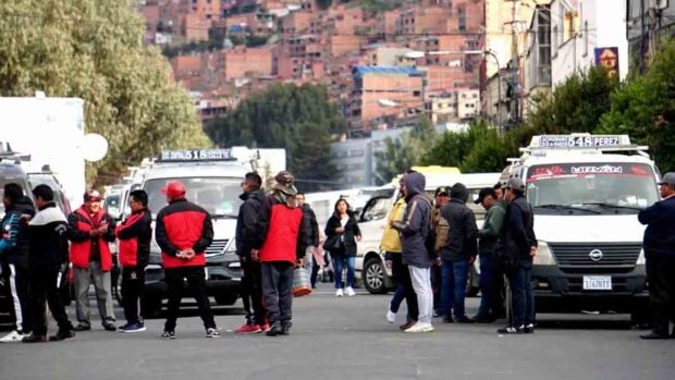 choferes bloquean una avenida en La Paz