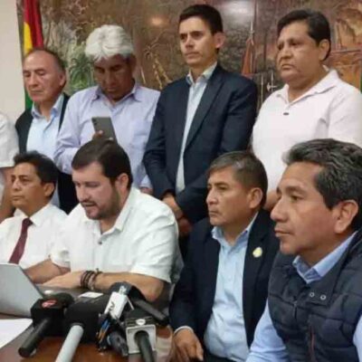 dirigentes cívicos en conferencia de prensa