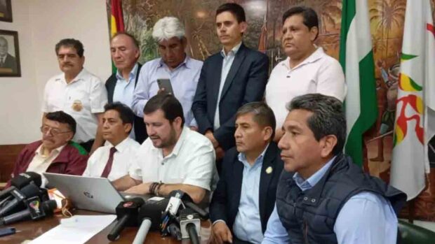 dirigentes cívicos en conferencia de prensa