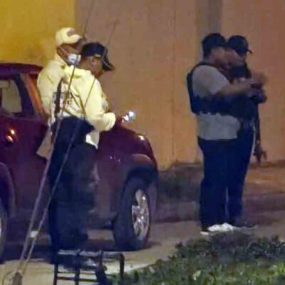 policías recolectan pruebas en el lugar del asesinato