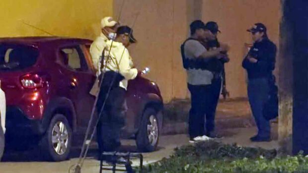 policías recolectan pruebas en el lugar del asesinato