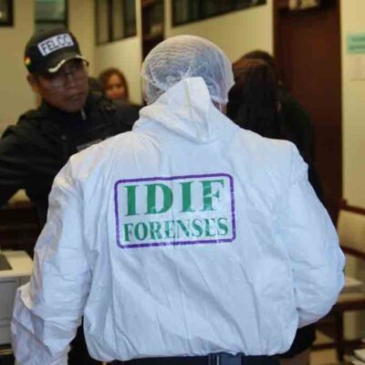 personal del IDIF ingresa a la oficina del magistrado Claure asesinado en Santa Cruz