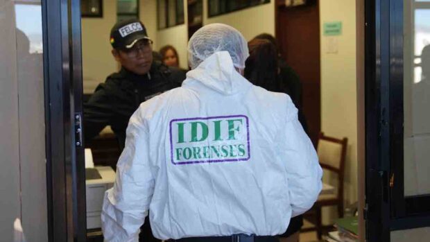personal del IDIF ingresa a la oficina del magistrado Claure asesinado en Santa Cruz