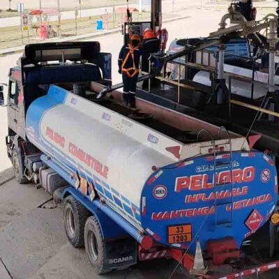 cisterna carga combustible en la planta de Senkata