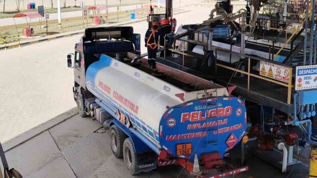 cisterna carga combustible en la planta de Senkata