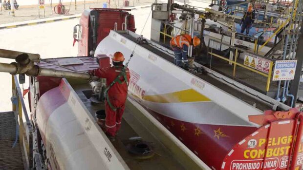 carguío de combustible en la planta de Senkata