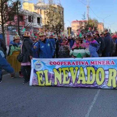 cooperativistas mineros marchan de La Paz a El Alto