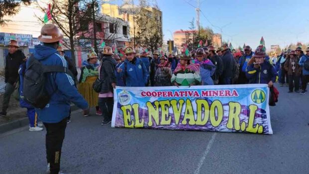 cooperativistas mineros marchan de La Paz a El Alto