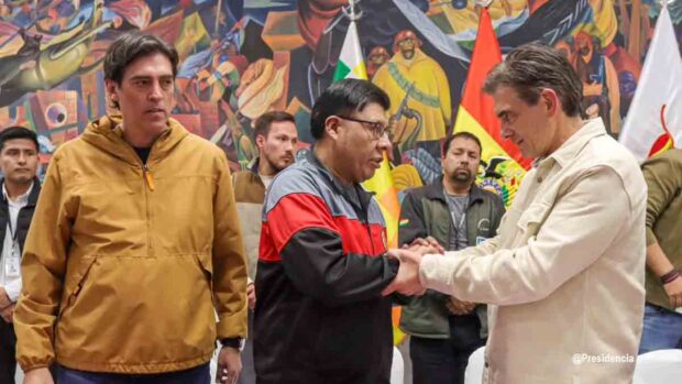 Paz firma acuerdo con la COR el Alto